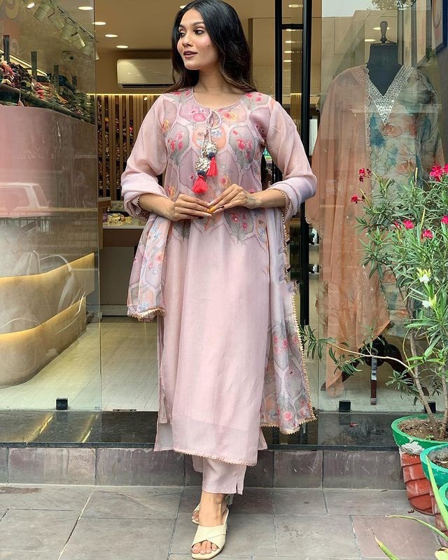Pink Printed Kurta Set With Organza Dupatta With Pant Pair
