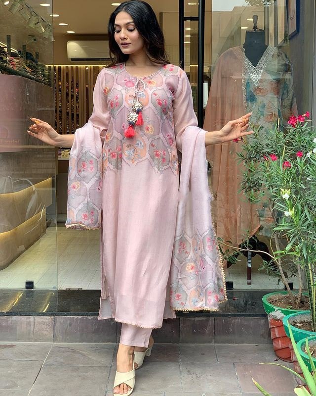 Pink Printed Kurta Set With Organza Dupatta With Pant Pair