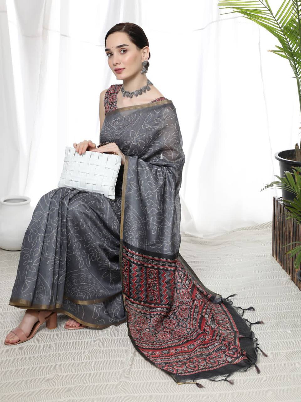 Grey Soft Linen Cotton Saree With Beautiful Bandhani