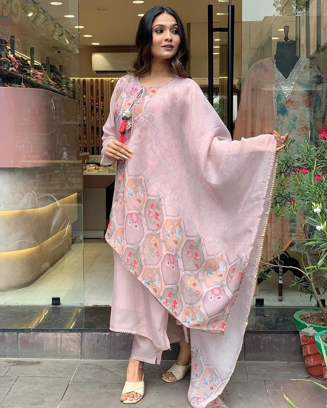 Pink Printed Kurta Set With Organza Dupatta With Pant Pair