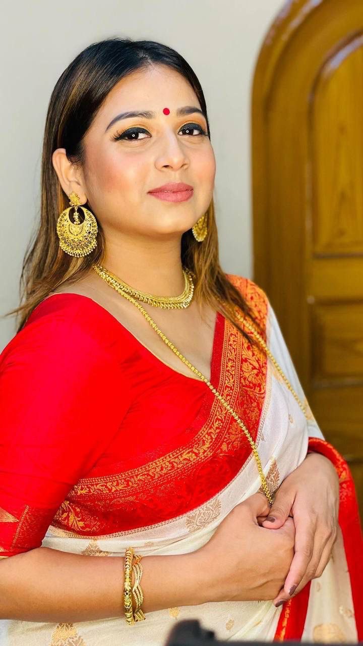 White Beautiful Purple Lichi Soft Silk Saree With Weaving Butti