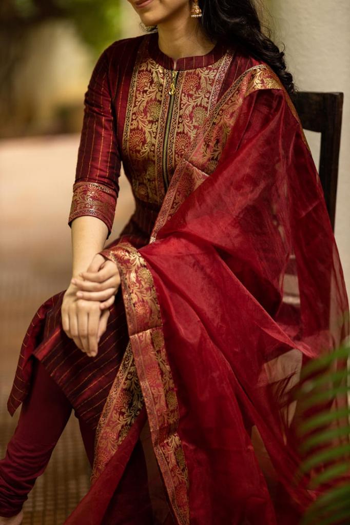 Beautiful Straight Kurti With Chain Front Print With Cotton Lurex