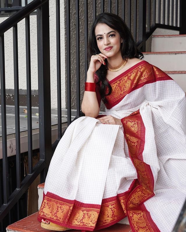 Red Lichi Silk Banarasi Saree With Kanjiwaram Figure