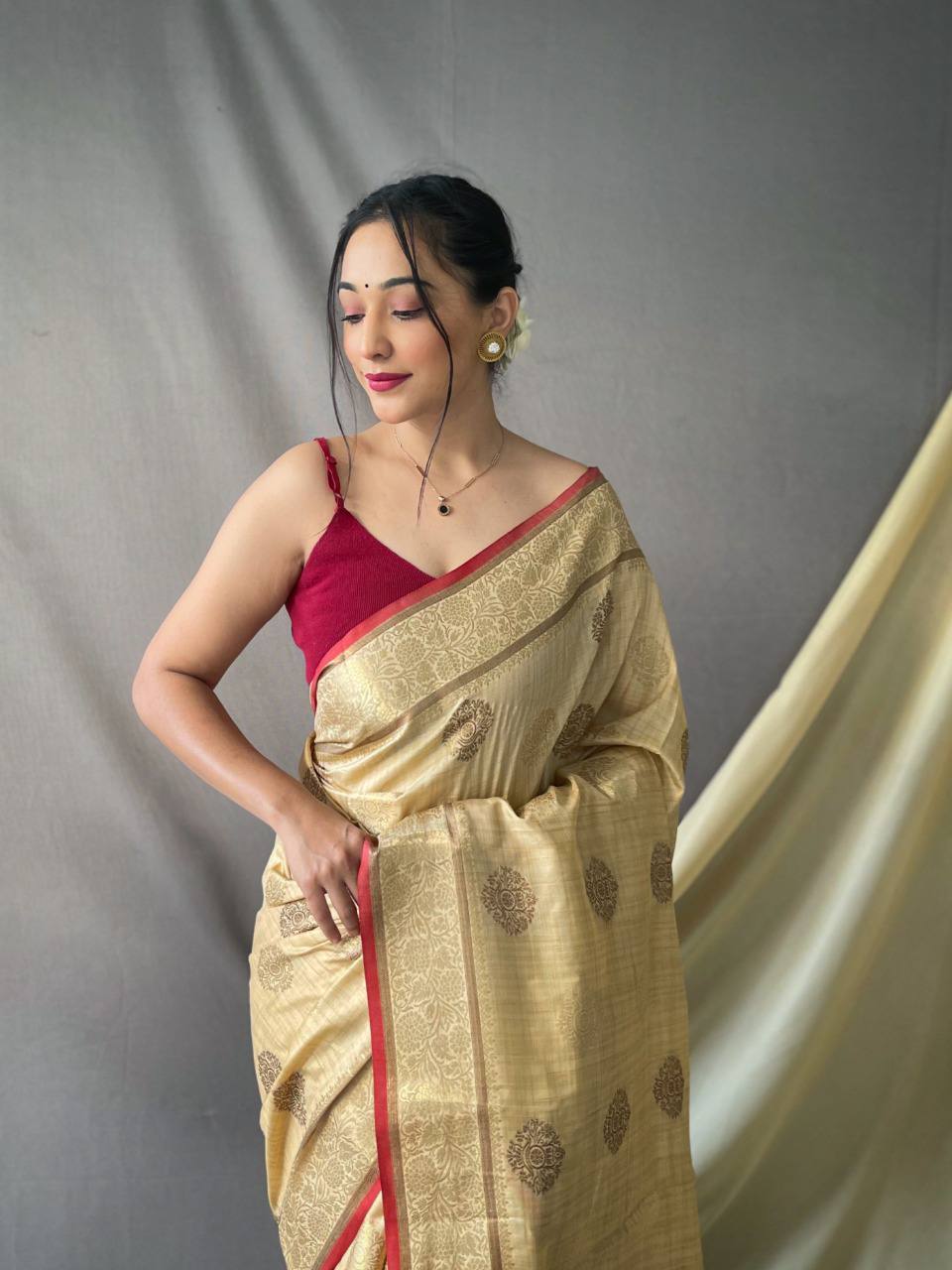 Cream Pure Cotton Linen Saree With Copper And  Gold Zari Mottifs